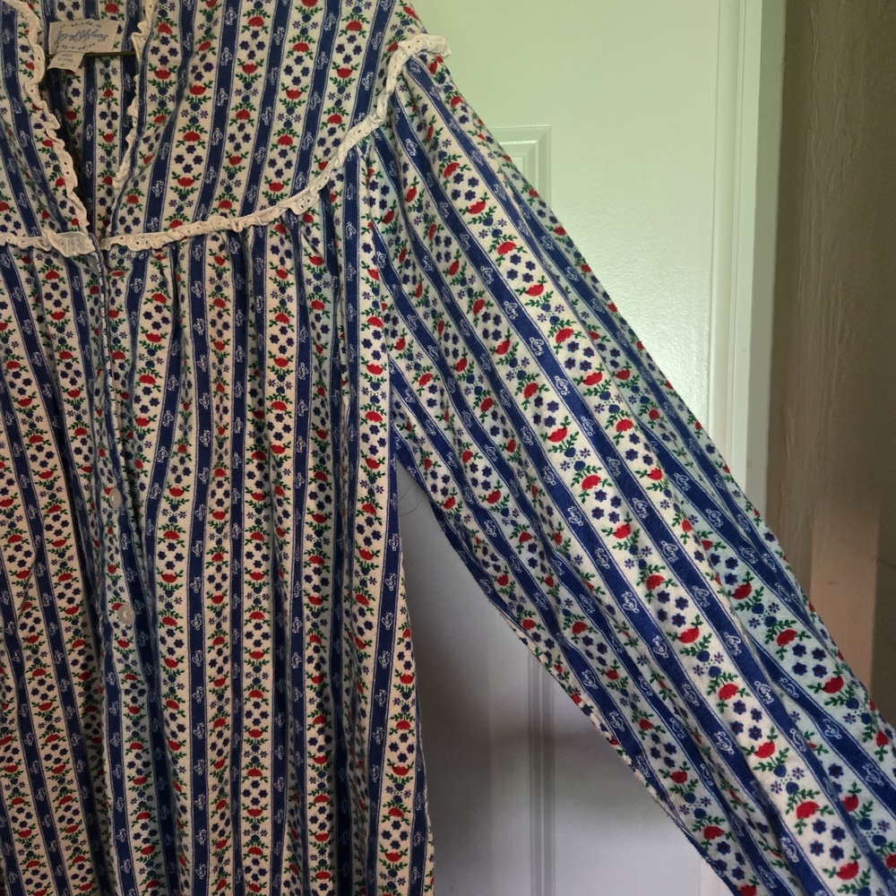 Blue and White Casual V-Neck Gown with Bishop Sleeves - Picture 2 of 6